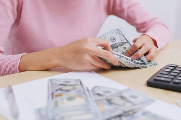 Cómo ahorrar $10,000 al año: guía sencilla para ahorrar dinero Cómo ahorrar $10,000 al año: guía sencilla para ahorrar dinero