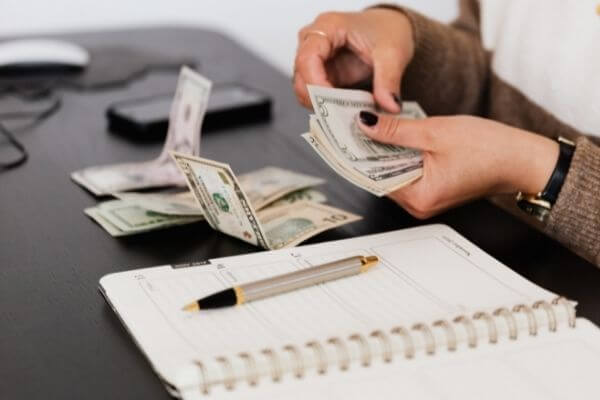¿Cuanto cuesta una hora a 40.000 dólares al año? ¿Buen salario o no? ¿Cuanto cuesta una hora a 40.000 dólares al año? ¿Buen salario o no?