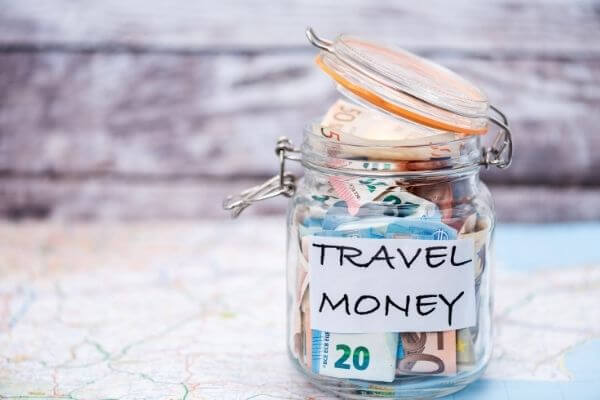 5 consejos para ahorrar dinero en viajes con un fondo de vacaciones