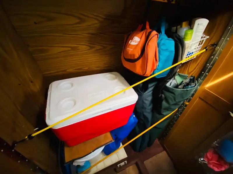 10 trucos GENIUS para autocaravanas y consejos para la vida en furgonetas (menos de $ 10) 10 trucos GENIUS para autocaravanas y consejos para la vida en furgonetas (menos de $ 10)