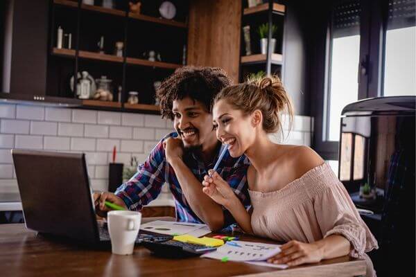 $33,000 al año ¿cuánto es una hora? ¿Podré sobrevivir con esto?