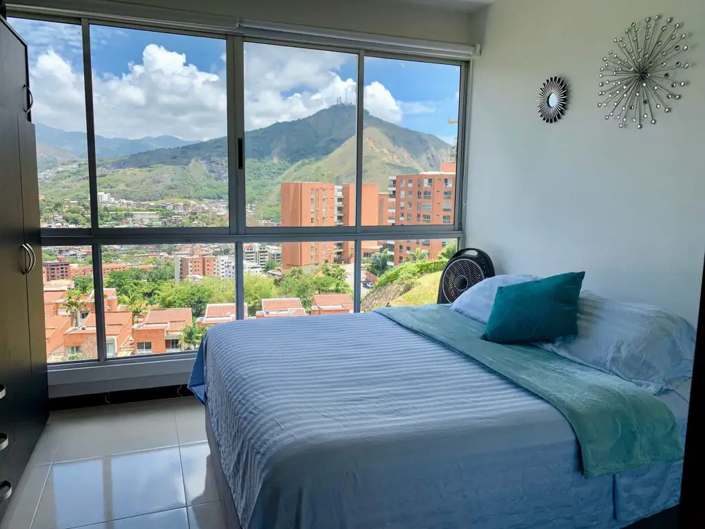 Cómo ahorrar $5000 en 3 meses (o MÁS RÁPIDO) Cómo ahorrar $5000 en 3 meses (o MÁS RÁPIDO)