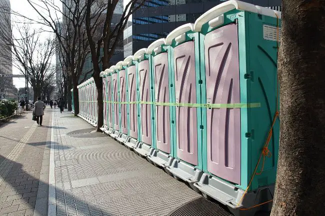 Cómo iniciar un negocio de alquiler de inodoros portátiles (Porta Potty).