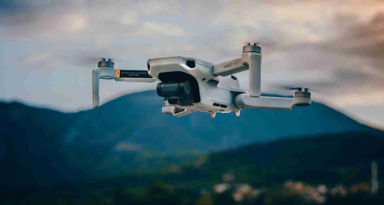 13 formas sencillas de ganar dinero con un dron (Guía 2023)