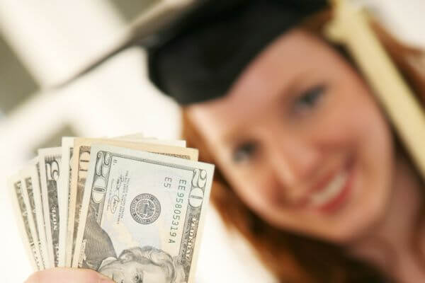 ¿Cuánto puedes dar como obsequio monetario en la graduación?