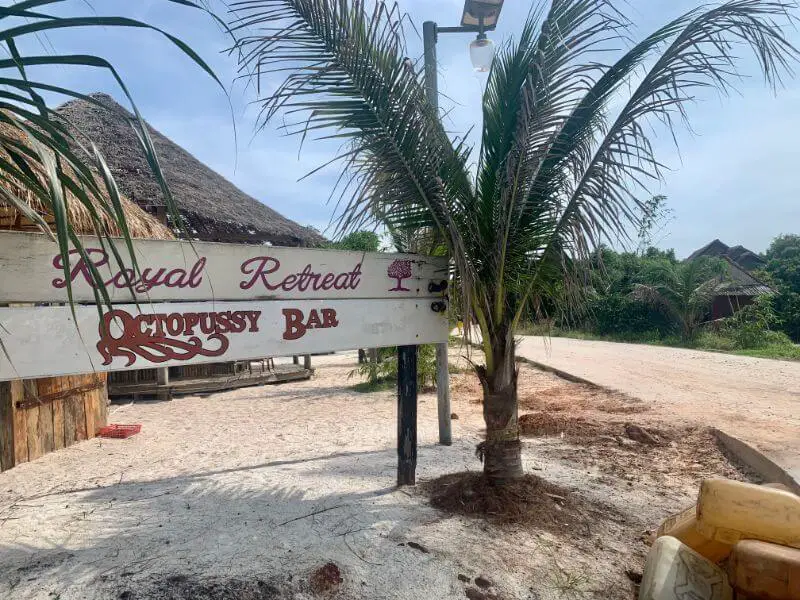 Lazy Beach Koh Rong Samloem: una guía ÉPICA + consejos de expertos (2022) Lazy Beach Koh Rong Samloem: una guía ÉPICA + consejos de expertos (2022)