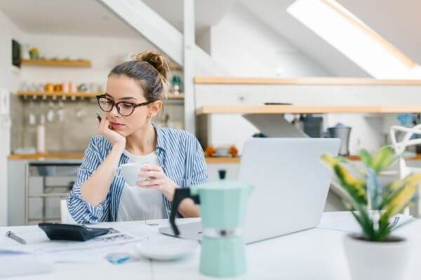 ¿Cuánto cuesta al año 17 dólares la hora? ¿Puedo vivir de esto?