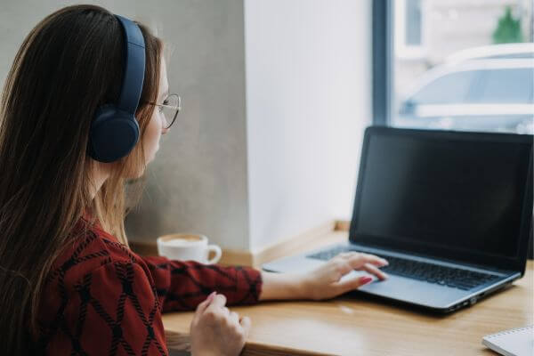 Los mejores negocios en línea y paralelos para estudiantes: ideas para ganar dinero rápido