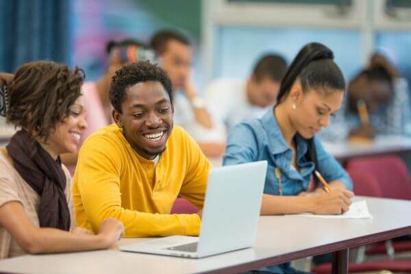 Los mejores negocios en línea y paralelos para estudiantes: ideas para ganar dinero rápido