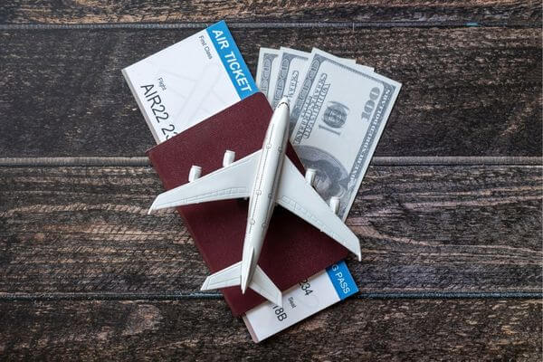 ¿Cuánto dinero en efectivo puedes llevar legalmente en un avión?