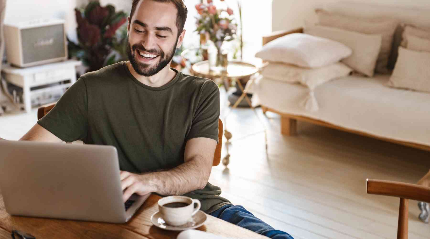 30 trabajos prácticos para papás amas de casa en 2023 (¡con salarios altos!)