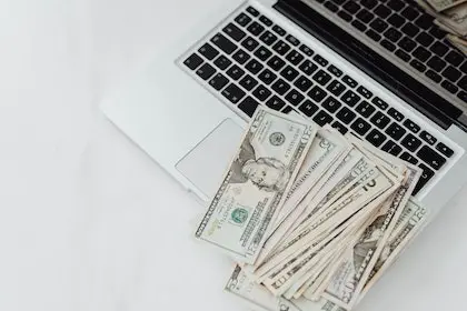 Los 17 mejores trabajos que pagan $2500 por mes en línea y fuera de línea